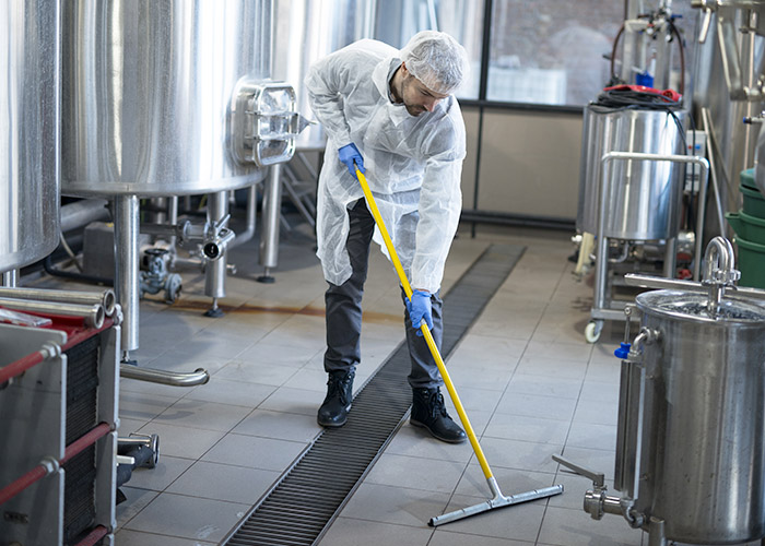 Services de nettoyage tertiaires et industriels : Services pour les locaux industriels