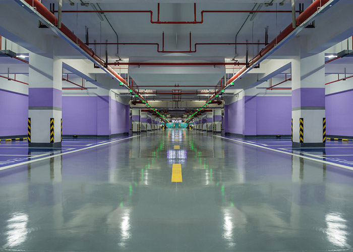 Services de remise en état : nettoyage de parking à l'auto-laveuse