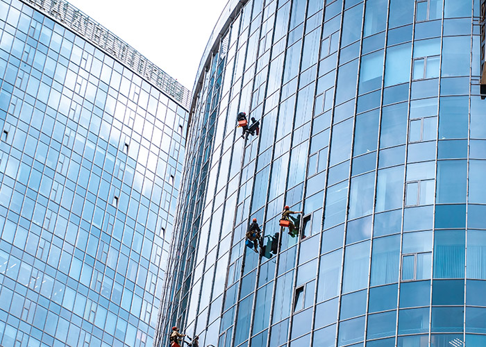 Services de vitrerie : nettoyage des vitres en hauteur (alpinisme)